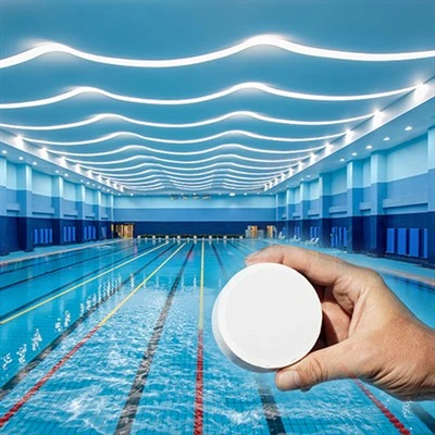 Greitai putojantis 90 % TCCA baseinas su švariu vandeniu